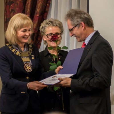 10 lat RC Oświęcim - gubernator Barbara Pawliz wręcza Zbigniewowi Bartusiowi medal Paula Harrisa