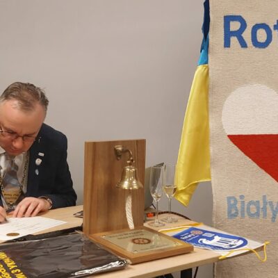 Umowa o Braterstwie z Klubem Rotary Połtawa D2232 podpisuje Tomasz Michalik Prezydent RC Białystok (1)