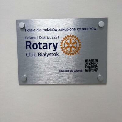 Tabliczka Rotary trwale przymocowana na ścianie