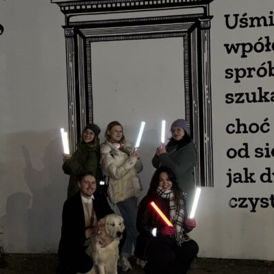 Kraków-Wawel _ Rozdawanie odblaskó w parku Szymborskiej (1)