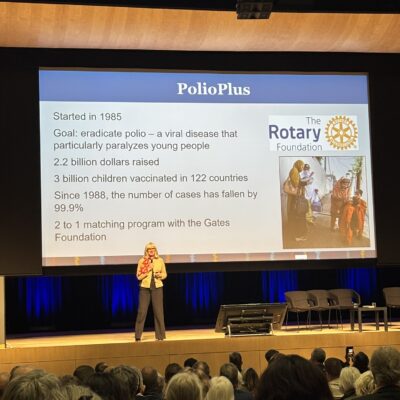 Ann Britt z pasją omawia zadania i rolę Fundacji Rotary w naszym Rotariańskim Środowisku i wpływ jej działania na szerzenie dobra na Świecie