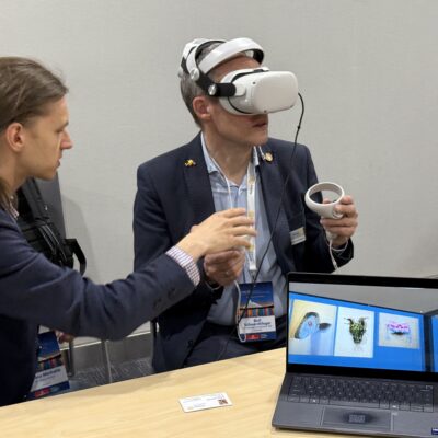 Łukasz pokazuje Rolfowi naszą Bałtycką Galerię Sztuki VR