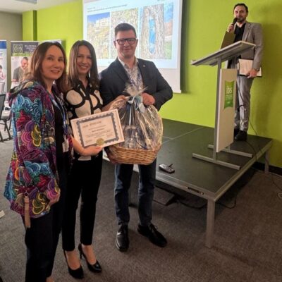 Monika Michasiewicz odbiera podziękowania oraz upominek po swojej prelekcji otwierającej Kongres, dotyczącej wpływu technologii na nasze zdrowie psychiczne.